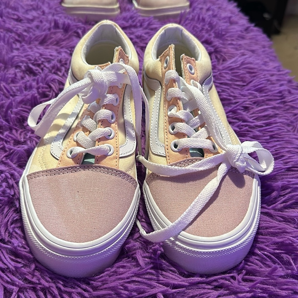 New without tags Vans for girls, size 4!